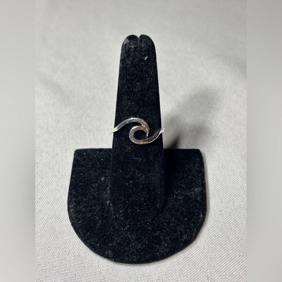 New! Wave Silver Tone Ring Size 7 Costume Jewelry Hypoallergenic - Picture 2 of 6